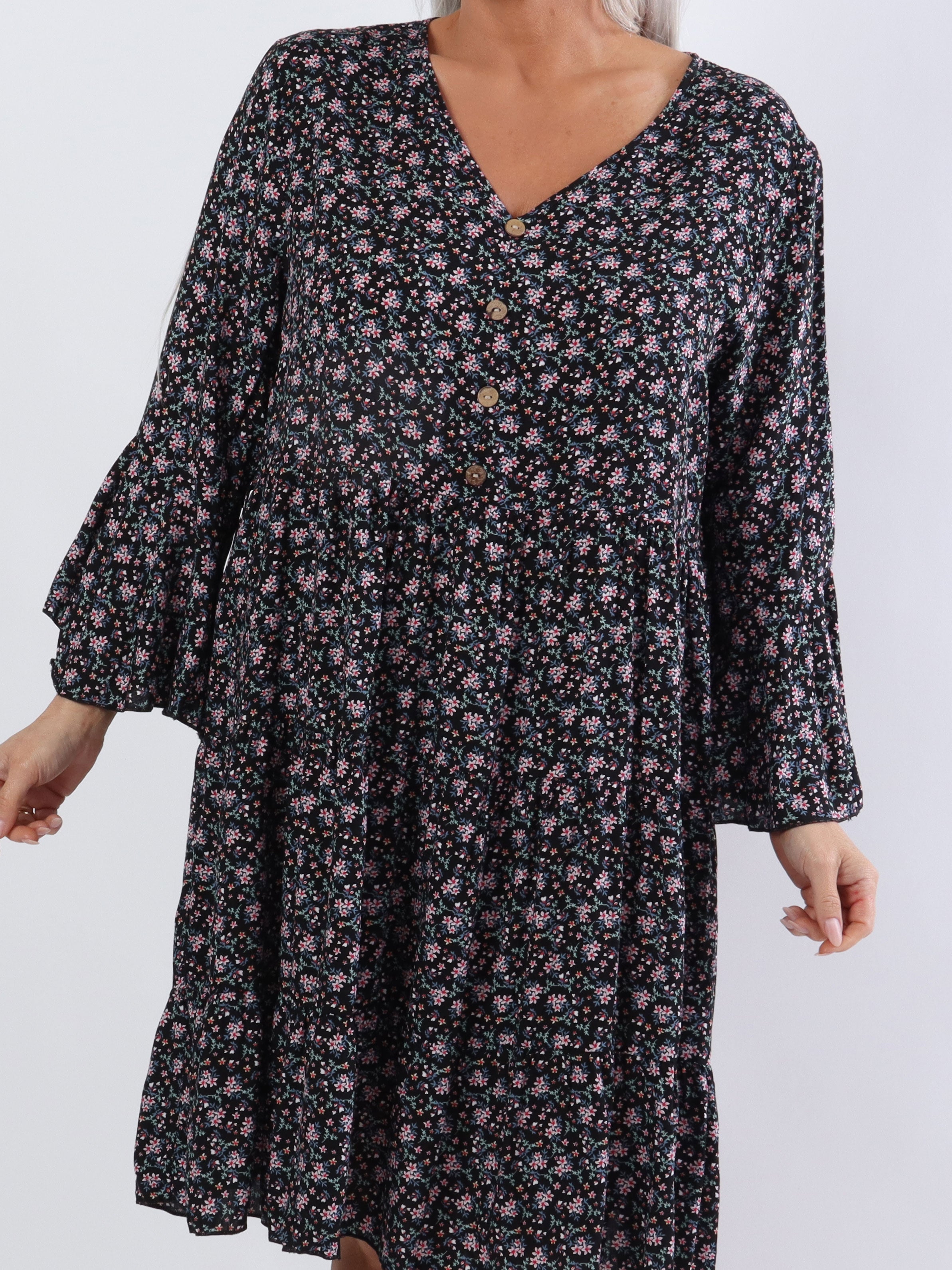 Karla - Blommig klänning i bomull i stora storlekar med knappar